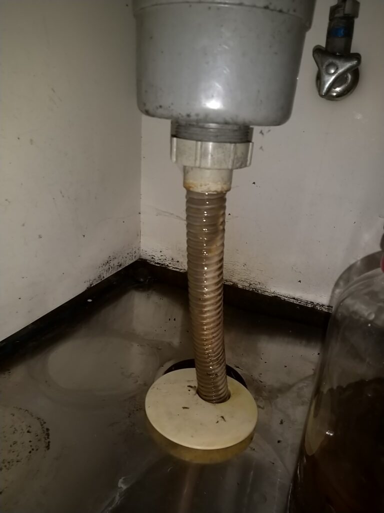 台所排水ホース水漏れ