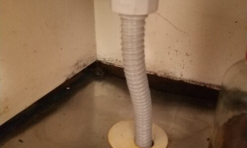 菊川市加茂　台所ホースより水漏れ