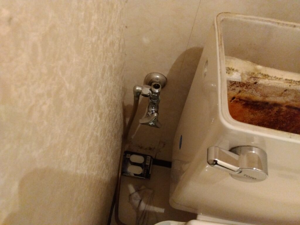 トイレ給水管修理